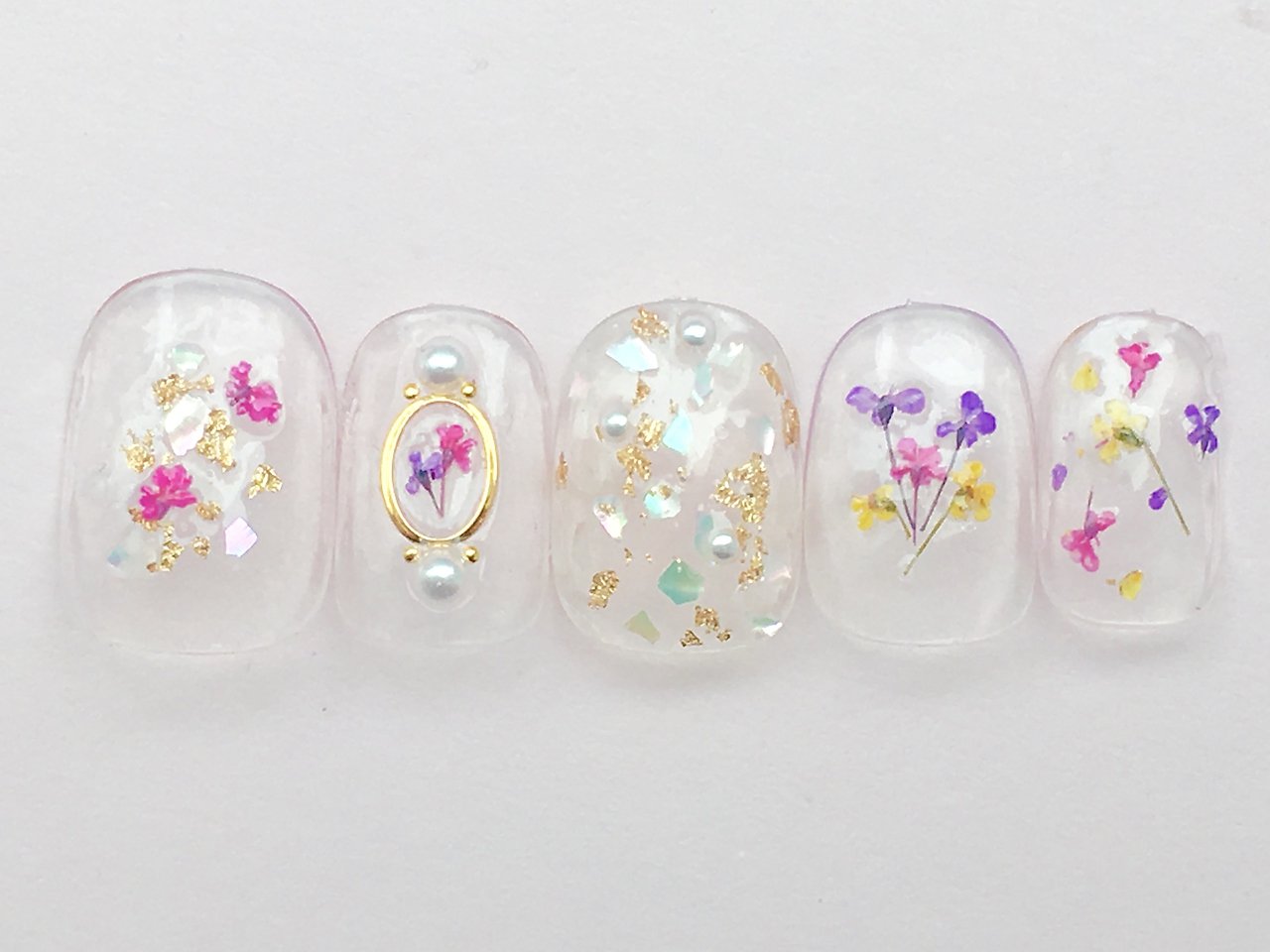 19年春夏におすすめの押し花ネイル 指先から華やかに 季節を先取り ホットペッパービューティーマガジン