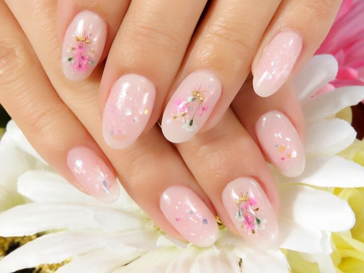 19年春夏におすすめの押し花ネイル 指先から華やかに 季節を先取り ホットペッパービューティーマガジン