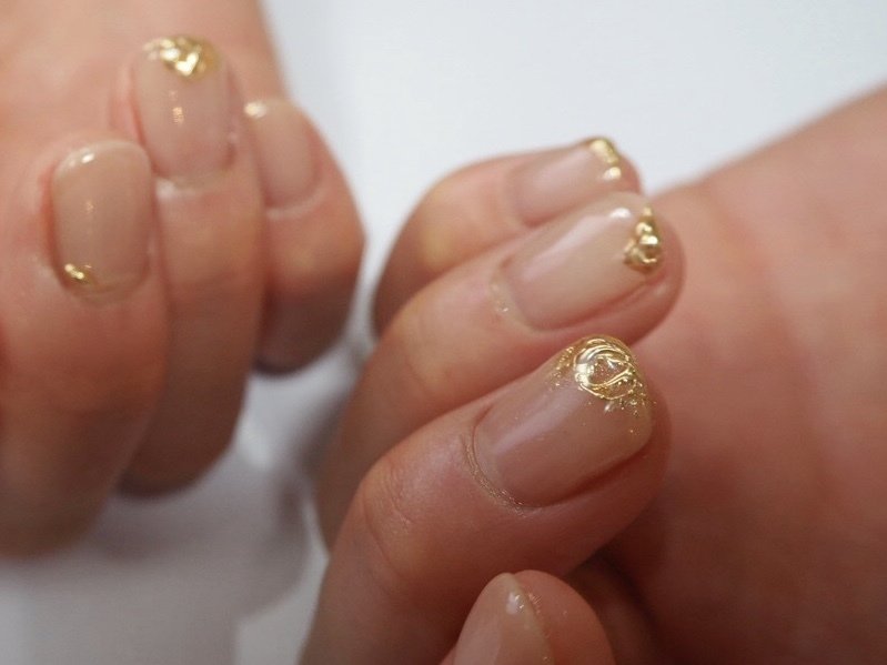 春ネイル これから来るトレンドデザインを カラー テイスト別にご紹介 ホットペッパービューティーマガジン