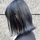 ネイビーブラックってどんな髪色？明るさ別レングス別のカラーサンプル集