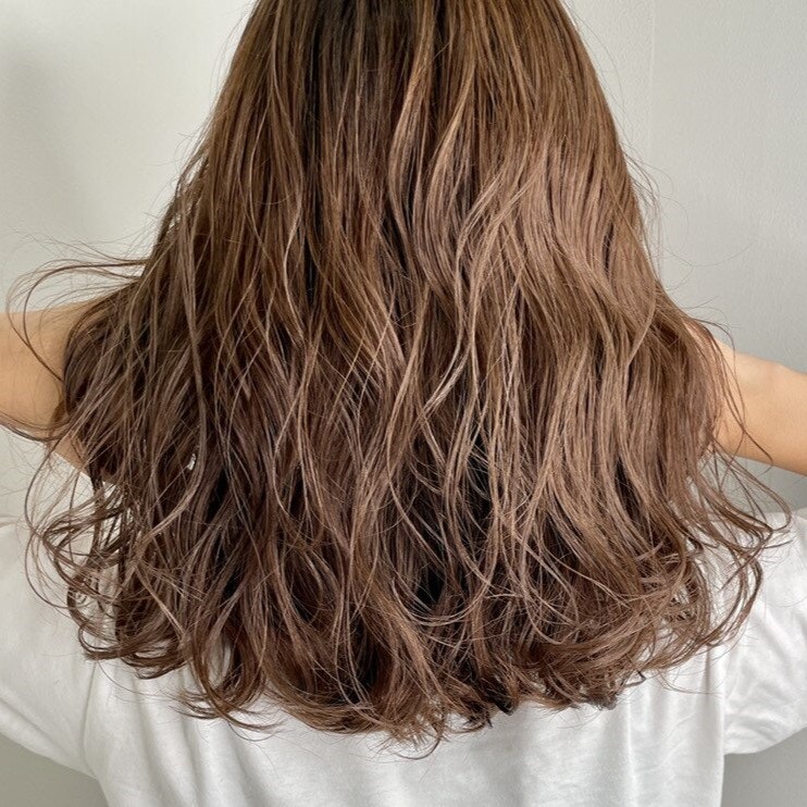 ショコラベージュってどんな髪色?色味の特徴から似合う人、明るさ別見本集までのサムネイル画像