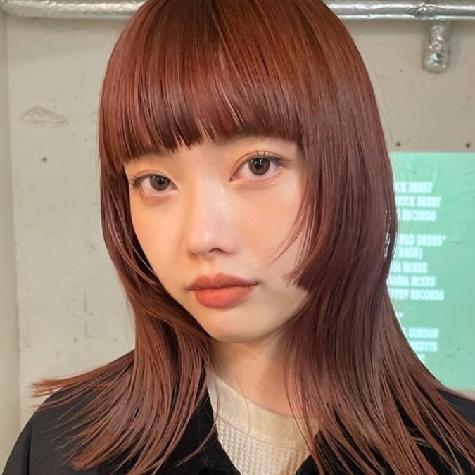 レッドブラウンってどんな髪色？気になる色味の特徴や色落ちも解説のサムネイル画像