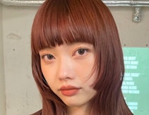 レッドブラウンってどんな髪色?気になる色味の特徴や色落ちも解説