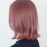 ピンクのヘアカラーに興味津々。明るめピンクから暗めのサンプルで髪色チェック