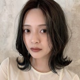 アッシュグレージュってどんな髪色?他カラーとの違いやブリーチ有無、色見本も