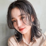 アッシュグレージュってどんな髪色？他カラーとの違いやブリーチ有無、色見本も