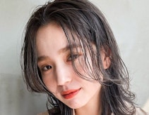 アッシュグレージュってどんな髪色?他カラーとの違いやブリーチ有無、色見本も