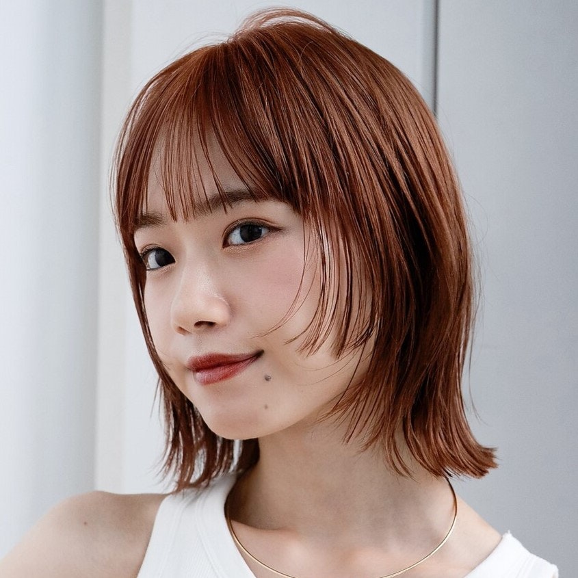 オレンジブラウンってどんな髪色？明るさによる印象比較やブリーチ有無の仕上がり解説のサムネイル画像