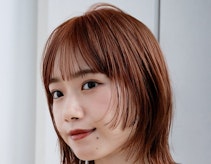 オレンジブラウンってどんな髪色?明るさによる印象比較やブリーチ有無の仕上がり解説