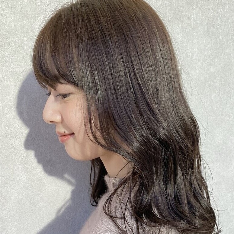 オリーブグレージュってどんな髪色?ブリーチありなしの違いやトーン別色見本までのサムネイル画像