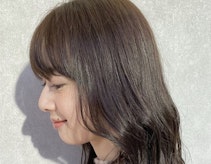 オリーブグレージュってどんな髪色?ブリーチありなしの違いやトーン別色見本まで