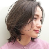 50代向けミディアムレイヤー実例集。4つの若見えポイントとスタイルサンプル