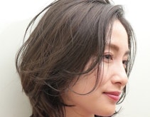 50代向けミディアムレイヤー実例集。4つの若見えポイントとスタイルサンプル