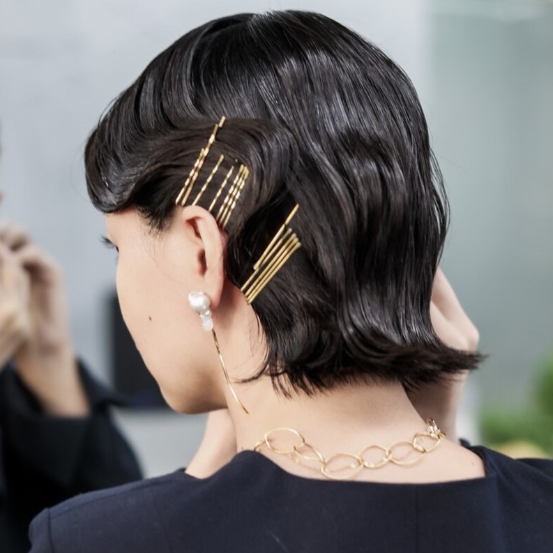 ショートヘアの簡単アレンジ参考集。イラストで学ぶ手順とサンプルスタイルのサムネイル画像