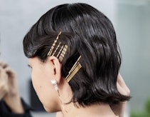 ショートヘアの簡単アレンジ参考集。イラストで学ぶ手順とサンプルスタイル