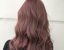 ピンクアッシュってどんな髪色?特徴と2026年版ヘアカラーサンプル集