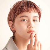 サーモンピンクってどんな髪色?染める前に知りたいブリーチ回数と長さ別色見本