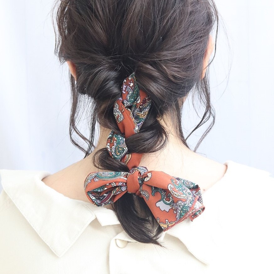 バンダナ&スカーフのおしゃれな巻き方は?巻く以外のおすすめアレンジも解説のサムネイル画像