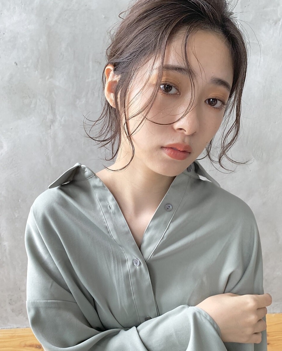 ベース顔さんのアレンジは 後れ毛づかい にあり 美人顔に見せるおすすめスタイル特集 ホットペッパービューティーマガジン ベース顔さんのアレンジは 後れ毛づかい にあり 美人顔に見せるおすすめスタイル特集 ホットペッパービューティーマガジン