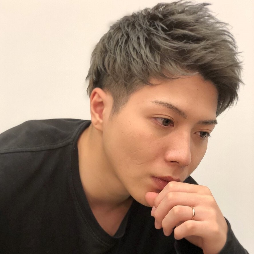 メンズのアッシュグレーヘア見本集。明るめから暗めまで似合うカラーを見つけようのサムネイル画像