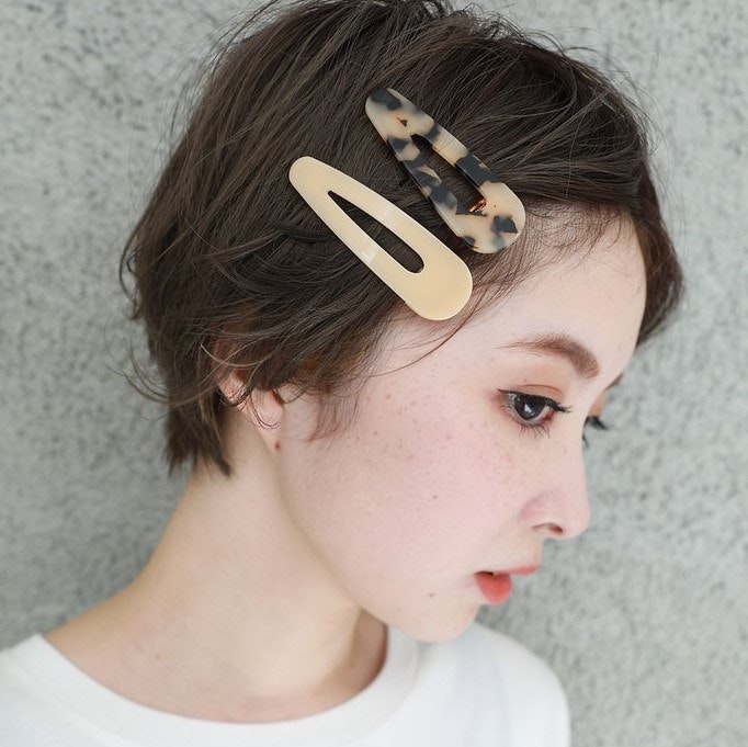 ヘアアレンジがこなれるバレッタの使い方帖。レングスやシーンでみるお手本スタイルものサムネイル画像