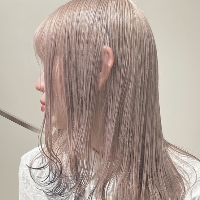 ホワイトベージュってどんな髪色?ブリーチ回数の目安や色落ちをサンプルで解説のサムネイル画像