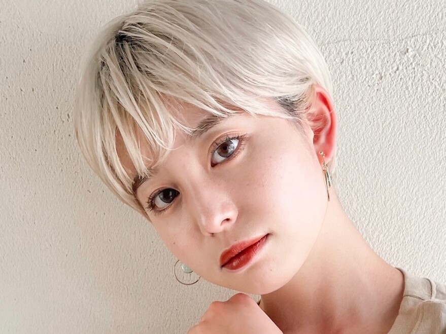 プラチナブロンドってどんな髪色？ブリーチ回数や色落ち、似合う人を見本付きで解説