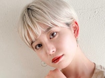 プラチナブロンドってどんな髪色？ブリーチ回数や色落ち、似合う人を見本付きで解説