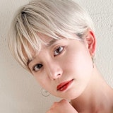 プラチナブロンドってどんな髪色?ブリーチ回数や色落ち、似合う人を見本付きで解説