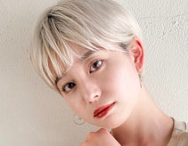 プラチナブロンドってどんな髪色?ブリーチ回数や色落ち、似合う人を見本付きで解説