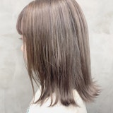 ミルクティーアッシュってどんな色?ブリーチありブリーチなしの特徴からカラーサンプル集まで