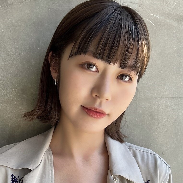 重めバングに熱視線。自分に似合う重め前髪選びのポイント&参考スタイルのサムネイル画像