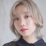 ホワイトベージュってどんな髪色?ブリーチ回数の目安や色落ちをサンプルで解説