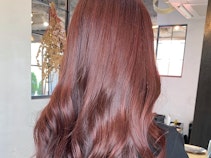 レッドブラウンってどんな髪色？気になる色味の特徴や色落ちも解説