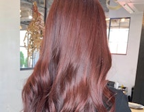 レッドブラウンってどんな髪色?気になる色味の特徴や色落ちも解説