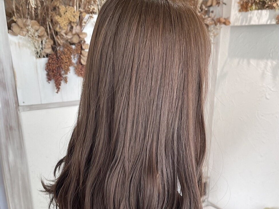 モカグレージュってどんな髪色？ブリーチの有無からパーソナルカラー別までのサムネイル画像