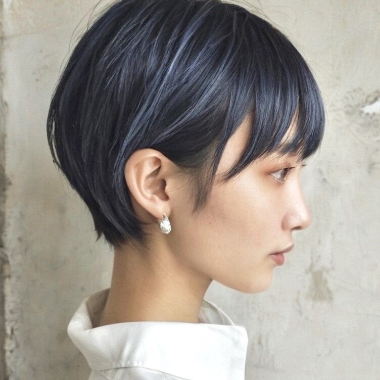 ネイビーブルーってどんな髪色？ブリーチによる青みの出方や色落ちをスタイルで解説のサムネイル画像