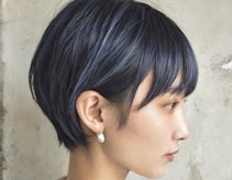 ネイビーブルーってどんな髪色?ブリーチによる青みの出方や色落ちをスタイルで解説