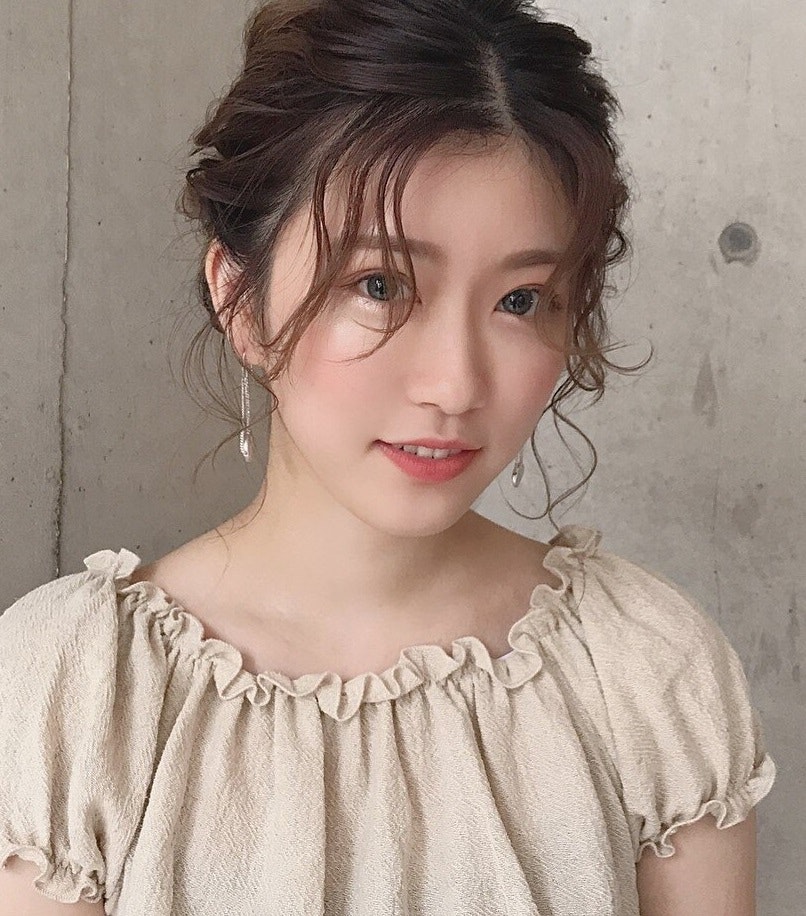 【おすすめアレンジ9選】崩れないまとめ髪のポイントと便利なキープアイテムを紹介!のサムネイル画像