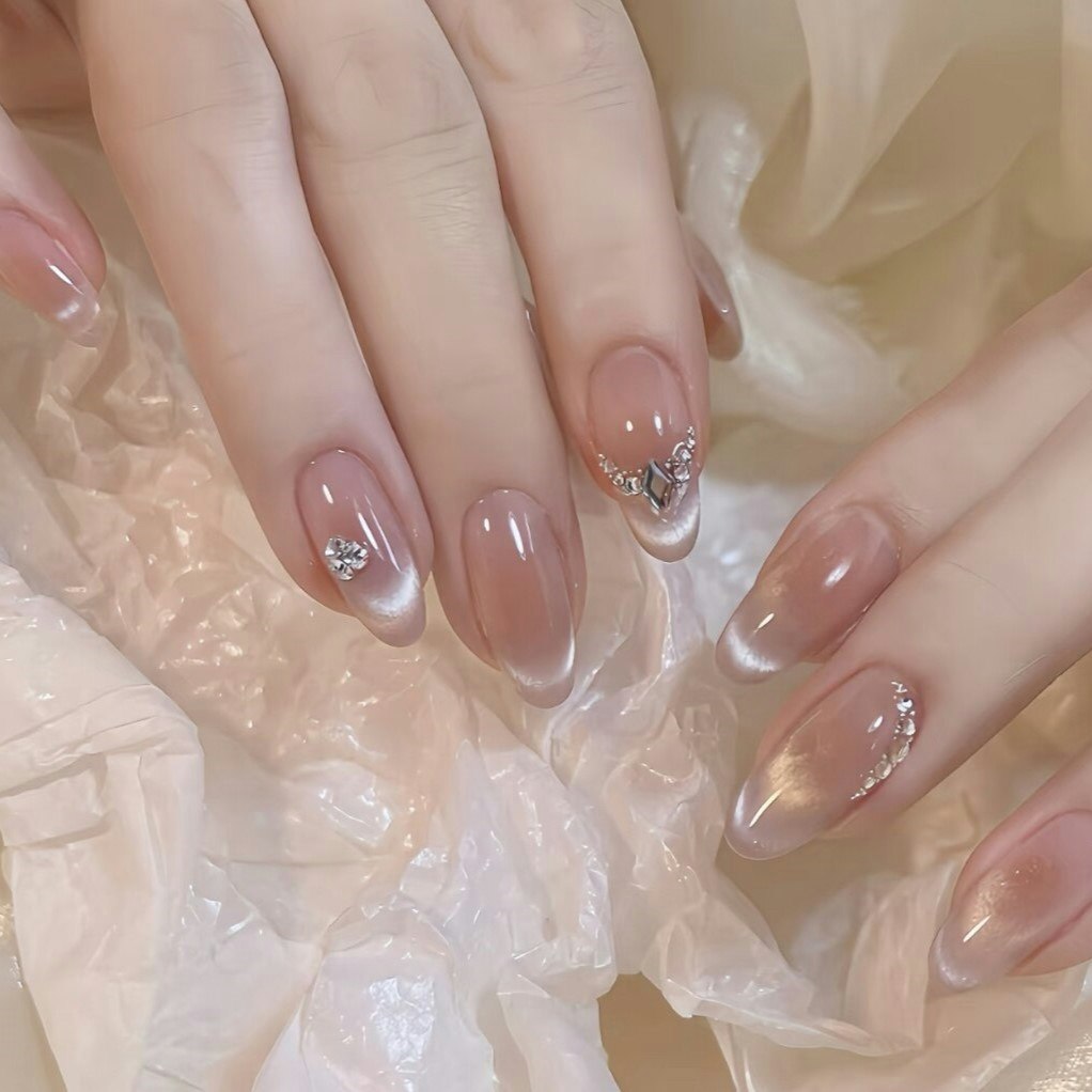 ジェルネイルってどんなネイル?メリットから始め方、定番デザインまでのサムネイル画像