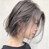 アッシュグレーってどんな髪色？ブリーチの有無や明るさ別カラー見本