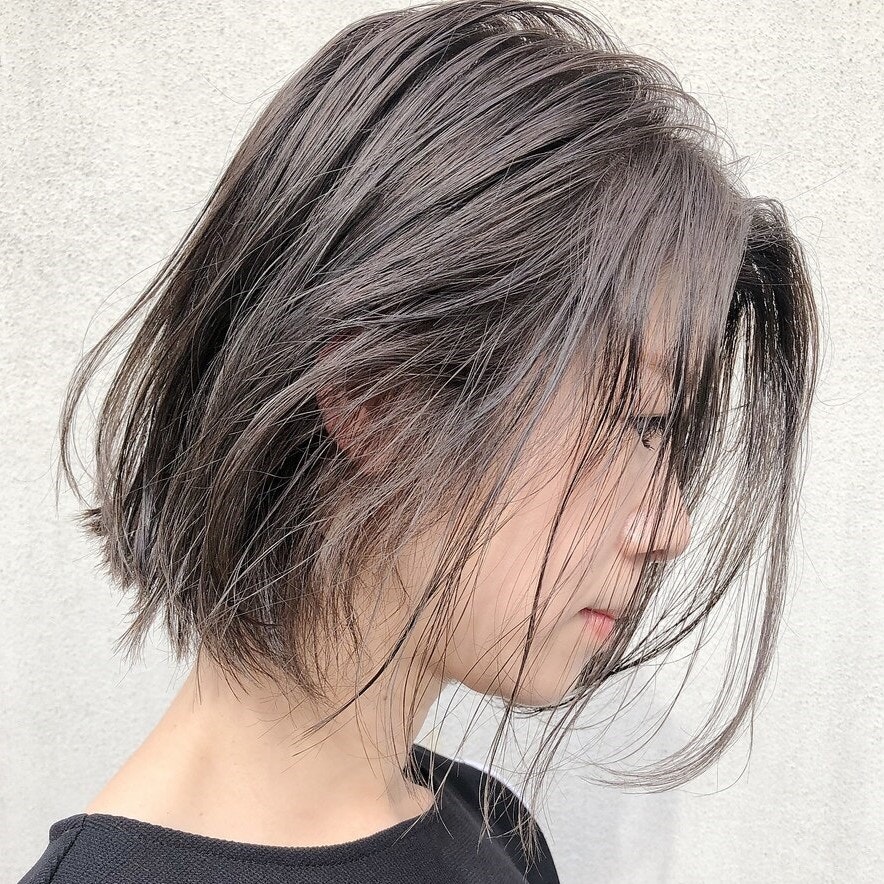 アッシュグレーってどんな髪色?ブリーチの有無や明るさ別カラー見本のサムネイル画像
