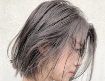 アッシュグレーってどんな髪色?ブリーチの有無や明るさ別カラー見本