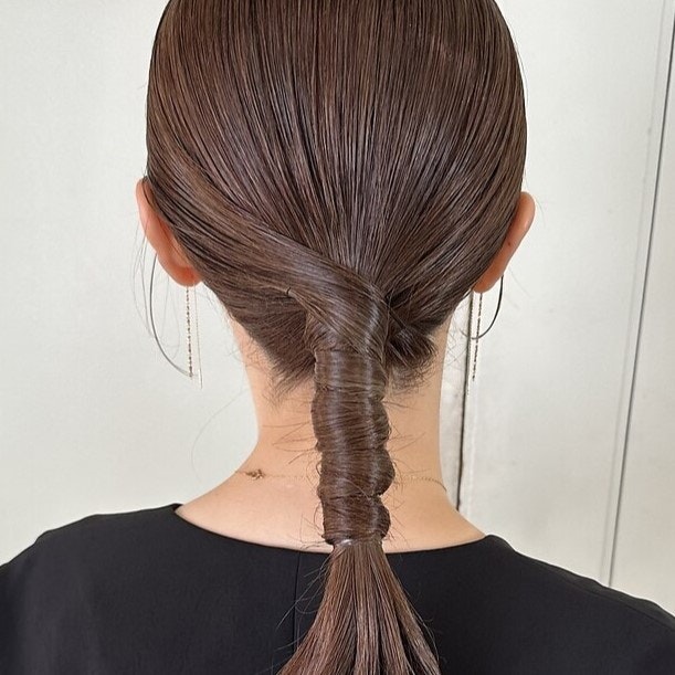 ポニーテールの簡単アレンジ34選。作り方のイラスト解説&あか抜けポイントものサムネイル画像