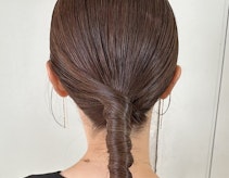 ポニーテールの簡単アレンジ34選。作り方のイラスト解説&あか抜けポイントも