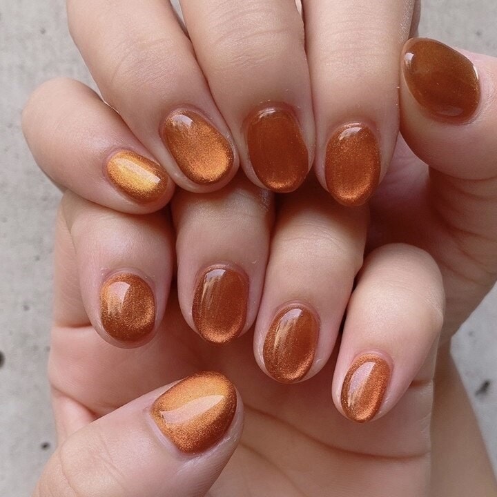 マグネットネイルってどんなネイル?魅力やデザインの種類、セルフのやり方も解説のサムネイル画像