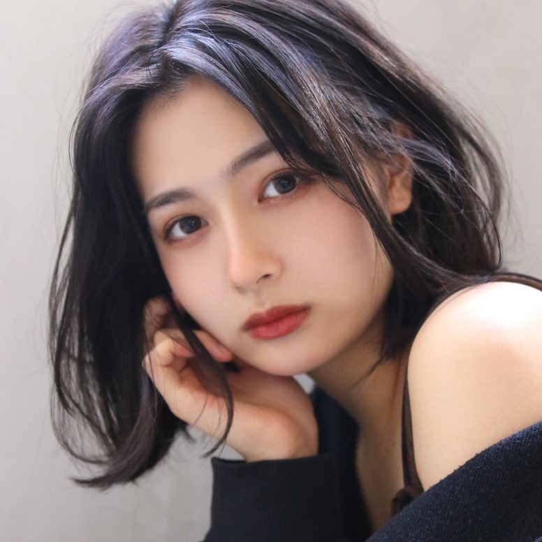 ブルーグレージュってどんな色?ブリーチありとなしの違いからカラーサンプルまでのサムネイル画像