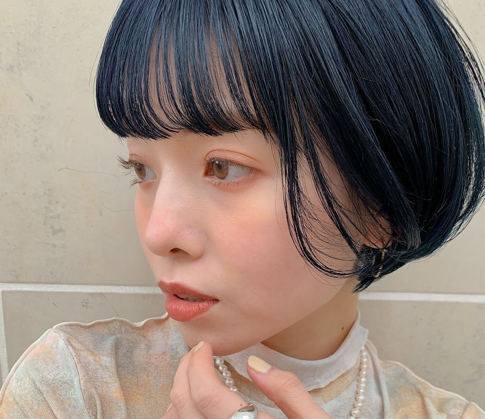 黒っぽいけど黒じゃない 変幻自在なブルーアッシュ レングス別厳選おすすめカタログ ホットペッパービューティーマガジン
