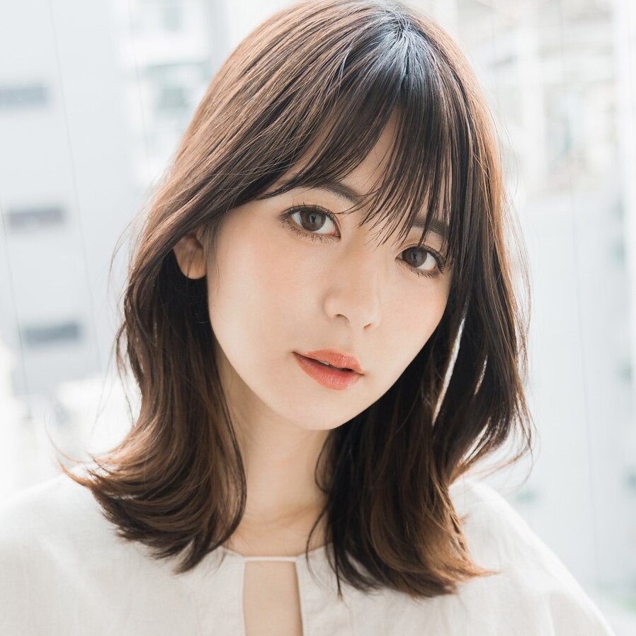 くびれミディアムヘア実例18選。スタイルの特徴やオーダー方法を解説のサムネイル画像