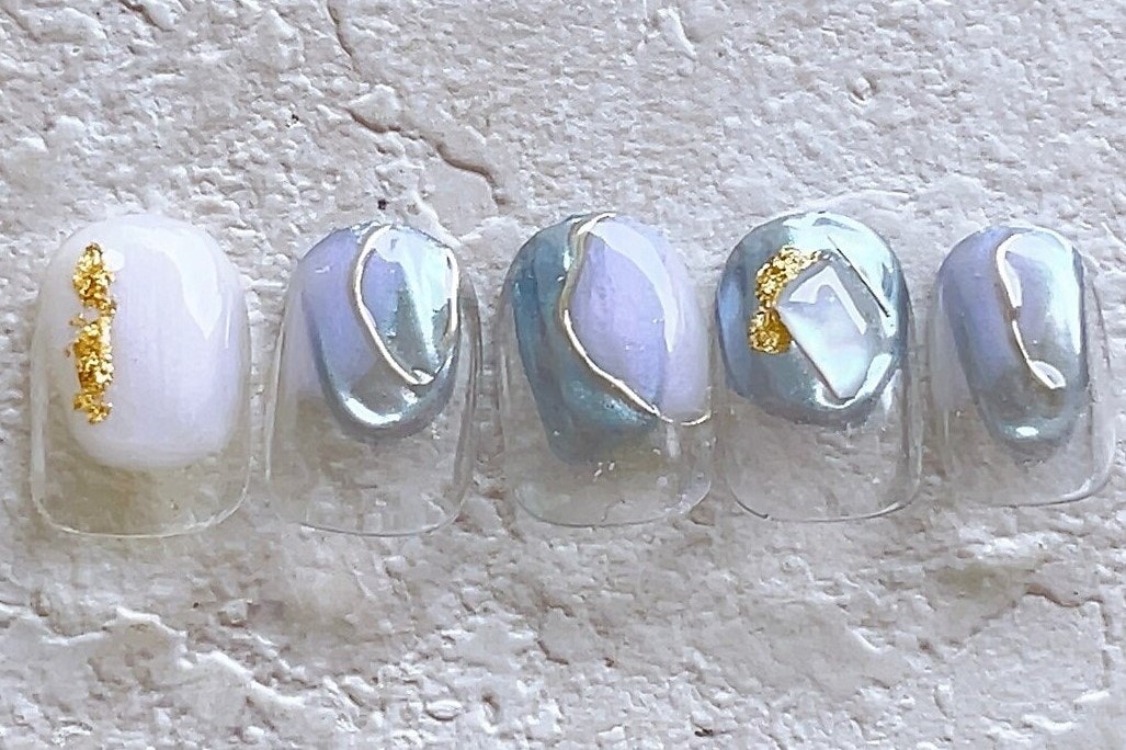 ミラーネイルとは?試してみたいミラーネイルデザインとセルフのポイントのサムネイル画像